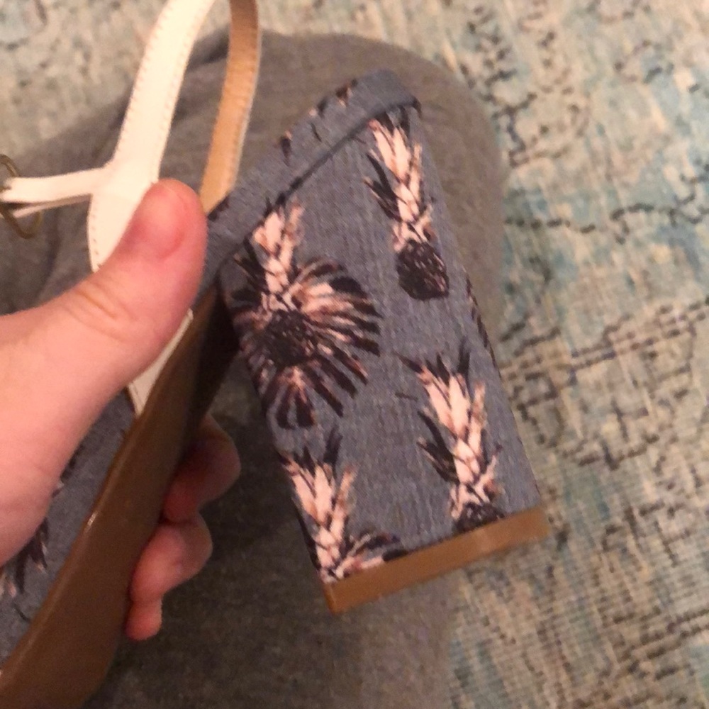 Selling these Vicenza shoes from Anthropologie - Picture 3 of 4
